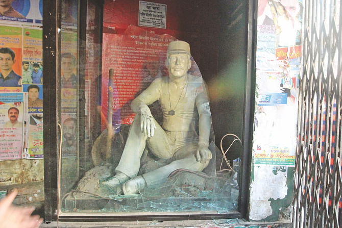 The statue of BNP founder Ziaur Rahman at the BNP headquarters in Naya Paltan was damaged by activists agitating over the formation of the new JCD committee yesterday.   Photo: Amran Hossain