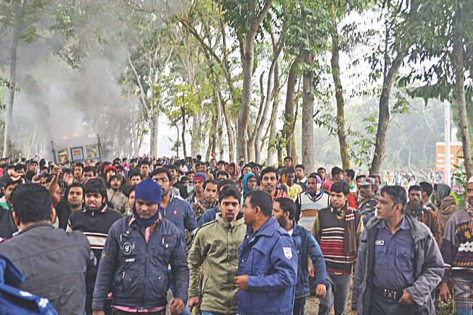 Students of Jessore University of Science and Technology block off Jessore-Chougachha road at Abdulpur under Jessore sadar upazila yesterday over the death of four people, including a student of the university. Photo: Star