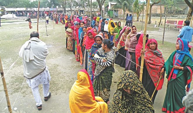 A queue of female voters at Chinetola Primary School polling centre in Monirampur of Jessore-5 constituency yesterday afternoon. The constituency went to the polls as voting there on January 5 had been cancelled due to violence. Photo: Star