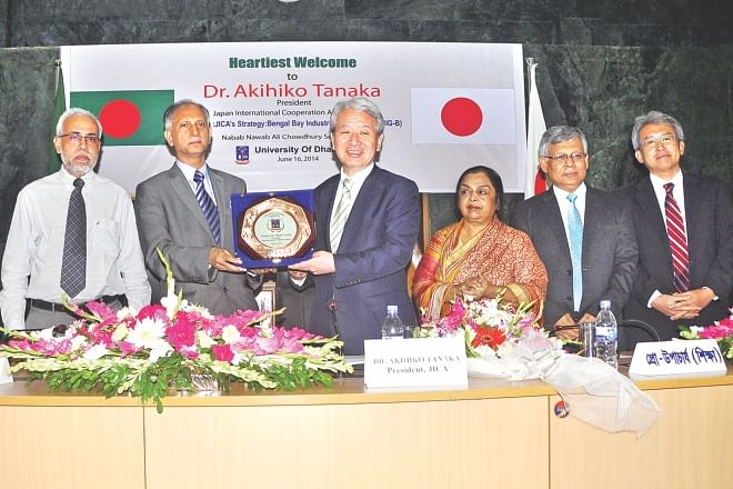 AAMS Arefin Siddique, vice-chancellor of Dhaka University, presents a crest to Akihiko Tanaka, president of Japan International Cooperation Agency, during a lecture on BIG-B and growth beyond borders organised by Dhaka University in the capital yesterday.  Photo: DU