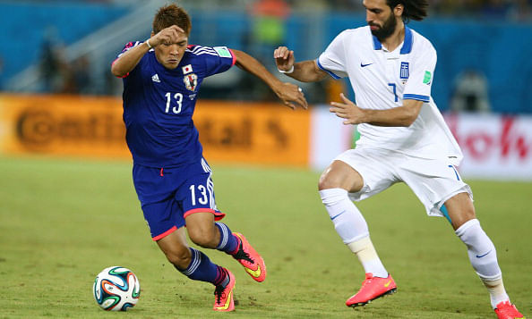 Yoshito Okubo of Japan controls the ball against Giorgos Samaras of Greece during the 2014 FIFA World Cup Brazil Group C match between Japan and Greece at Estadio das Dunas on June 20, 2014 in Natal, Brazil. Photo: Getty Image