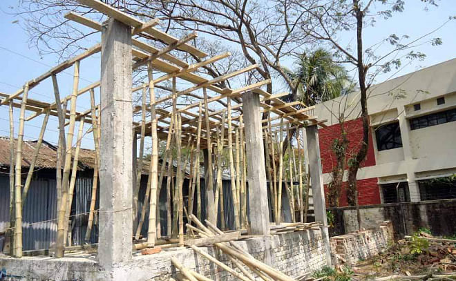 A Jubo League man continues illegal construction on a government land in Gournadi upazila under Barisal district, defying instructions from the authorities. The photo was taken yesterday.  PHOTO: STAR