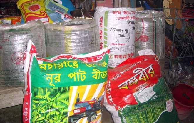 Jute seeds marketed under brand names often contain spurious and low quality items, cheating farmers during the ongoing cultivation season. The photo was taken from Kamdia Haat in Gobindaganj upazila under Gaibandha district a couple of days ago.  PHOTO: STAR
