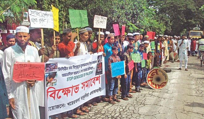 Residents of Khairtala village in Jhenidah's Kaliganj upazila form a human chain on Dhaka-Khulna highway.  Photos: Star, Banglar Chokh
