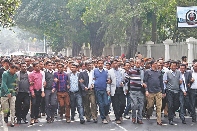 Despite an indefinite ban on rallies and procession in the capital, pro-AL Swechchhasebak League brings out a procession near Matsya Bhaban intersection yesterday.  Photo: Star