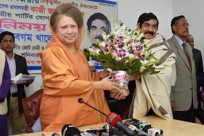 Kazi Zafar presents a bouquet to BNP Chairperson Khaleda Zia yesterday at the latter's Gulshan office in the capital after declaring that his Jatiya Party was joining the BNP-led 18-party alliance, the largest opposition outside the parliament which boycotted the recent 10th parliamentary election. Photo: Courtesy