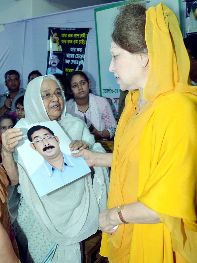BNP Chairperson Khaleda Zia meets the family members of the party's Dhaka city ward-level leader, Sajedul Islam Sumon, abducted allegedly by law enforcers, at their Shaheenbag house in the capital yesterday.   Photo: Banglar Chokh