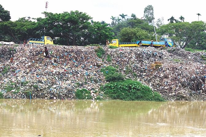 The bank of the Khowai River has turned into a large garbage dumping ground, thanks to the callousness of town dwellers and negligence of the authorities concerned.  PHOTO: STAR