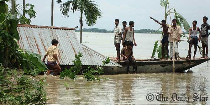 Flood affected people render their residences at Char Gobordhan of Aditmari upazila in Lalmonirhat. Photo: STAR