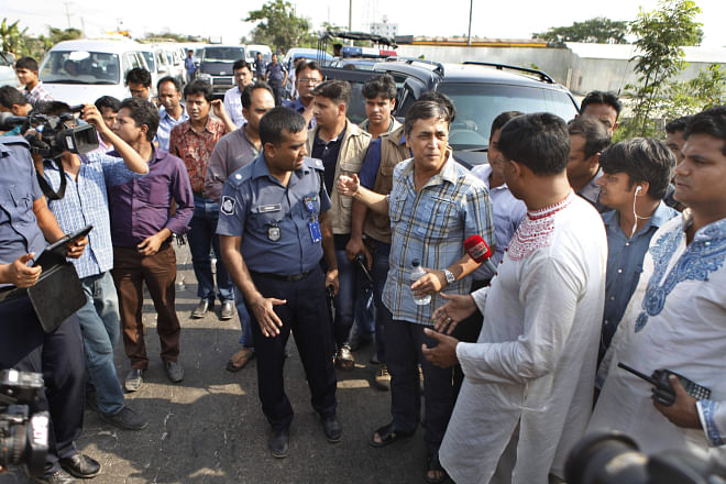 Abu Bakar Siddique talking to investigators at the spot in Fatullah, Narayanganj, from where he was abducted on Wednesday. Photo: Star