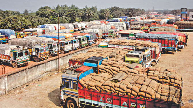Around 1,300 Indian trucks loaded with goods for Bangladesh are stuck at Sonamasjid Land Port in Chapainawabganj as the indefinite nationwide blockade enforced by the BNP-led 20-party alliance continues to hurt trade. Perishable items in many trucks have reportedly started rotting. Photo: Star