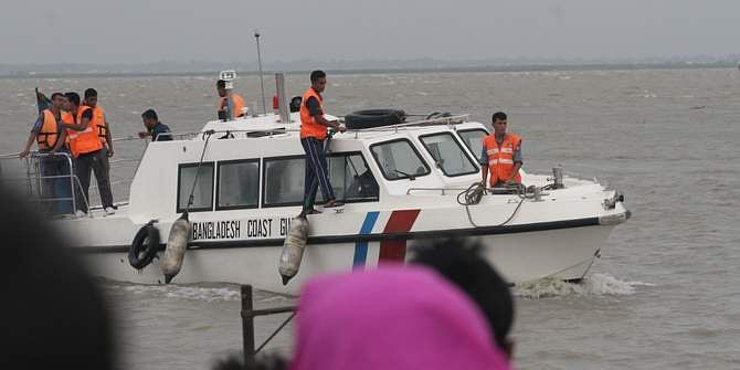 A rescue team from Bangladesh Coast Guard are seen searching for missing victims of a launch capsize in the Padma river in Lauhajang upazila of Munshiganj on Tuesday. The overloaded launch sank in the middle of the river on Monday afternoon. Photo: STAR