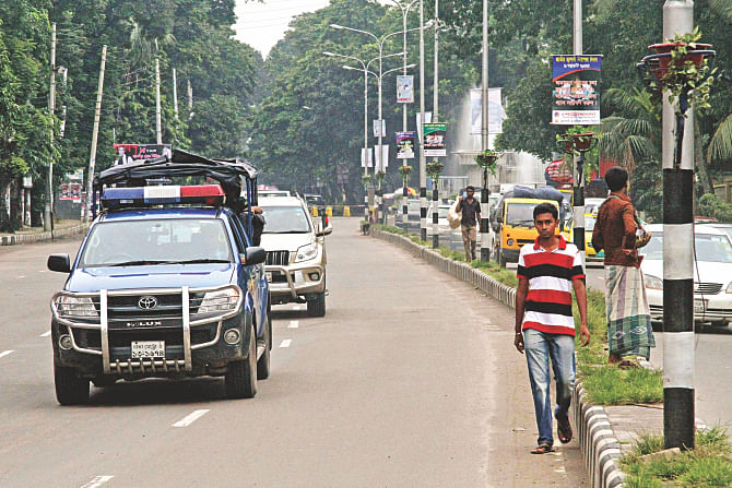 A police van escorts the flag-carrying vehicle of apparently a minister against the traffic. Photo: Anisur Rahman/Amran Hossain/Rashed Shumon