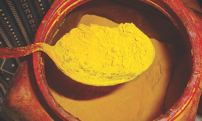 Toxic lead chromate, popularly known as Sharshephul Rang in Bangladesh, is widely used in turmeric by suppliers to make their colour vibrant and more appealing to buyers from companies. Slack quality control of companies led to contamination of several turmeric brands. The photo was taken form a bazaar in Natore, a key turmeric producing region.  Photo: Star