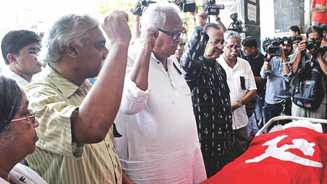 Leaders of the Communist Party of Bangladesh salute the coffin of scholar and philosopher Sardar Fazlul Karim at the party office in the capital yesterday. Sardar died early yesterday. Photo: Banglar Chokh