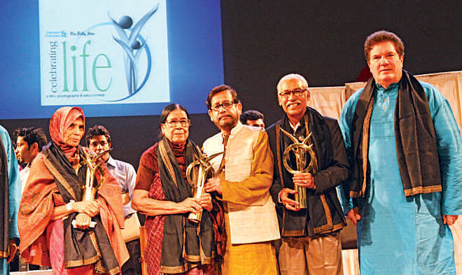 Lifetime Achievement Award winners (left to right) Rani Sarker (Film), Sayeeda Khanum (Photography), Cultural Minister Asaduzzaman Noor, Sheikh Sadi Khan (Lyrics)  and Standard Chartered bank’s CEO Jim McCabe