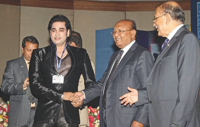 MA Jalil, managing director of Polo Composite Knit Industry, receives a CIP card for 2012 from Commerce Minister Tofail Ahmed at a function at Radisson Hotel in Dhaka yesterday. Jalil received the card in knitwear export category. Photo: Star