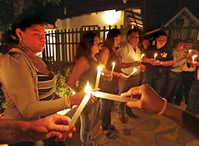 Residents light candles as they pay homage in front of the house of Gabriel Garcia Marquez in Aracataca April 17, 2014, Photo: Reuters 