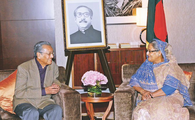 Former Malaysian premier Dr Mahathir Mohamad calls on Prime Minister Sheikh Hasina at her Grand Hyatt hotel suite in Kuala Lumpur last evening. Hasina is now on a three-day visit to Malaysia. Photo: PID