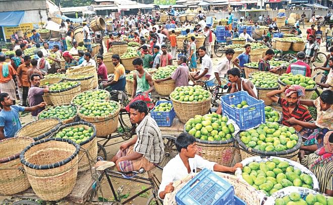 Producers selling different types of mangoes at Baneshwar Kachari Math in Rajshahi, a division renowned for the summer fruit. Wholesalers buy mangoes from this market and ship them to Dhaka. However, there is no way of telling if the mangoes are tainted with toxic chemicals. Photo: Star