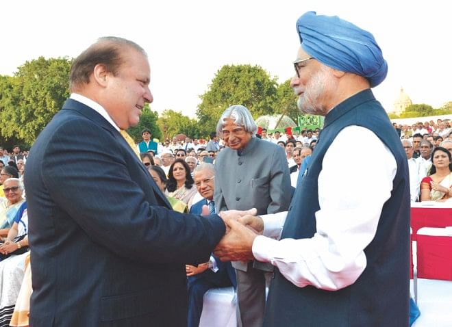 Pakistani Prime Minister Nawaz Sharif shakes hands with outgoing Indian PM Manmohan Singh as former Indian president APJ Abdul Kalam looks on during the swearing-in ceremony for Narendra Modi. Photo: AFP