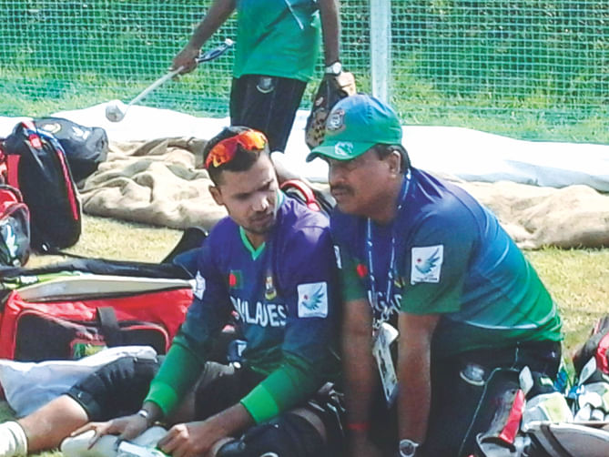 Bangladesh ODI captain Mashrafe Bin Mortaza (L) and BCB chief selector Faruque Ahmed are in the midst of a discussion during their net session at the Yeonhui Cricket Ground in Incheon yesterday.   PHOTO: ANISUR RAHMAN 