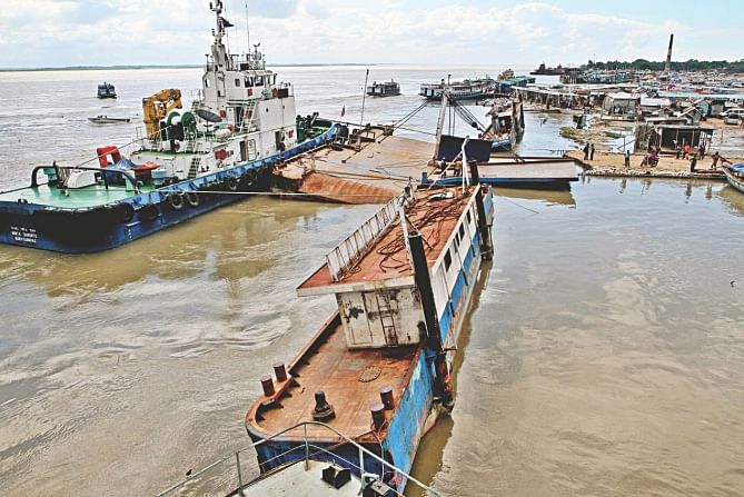 A rescue ship salvages the ramp, which along with Mawa No 3 terminal's pontoon, drowned in the Padma. Photo: Anisur Rahman