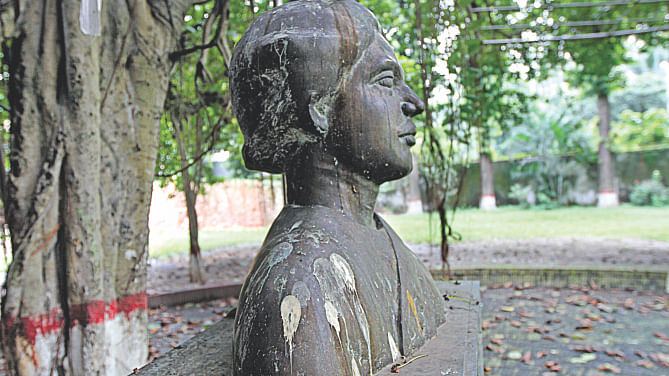 The bust of National Poet Kazi Nazrul Islam at Bangla Academy is left in appalling condition. Photo: SK ENAMUL HAQ