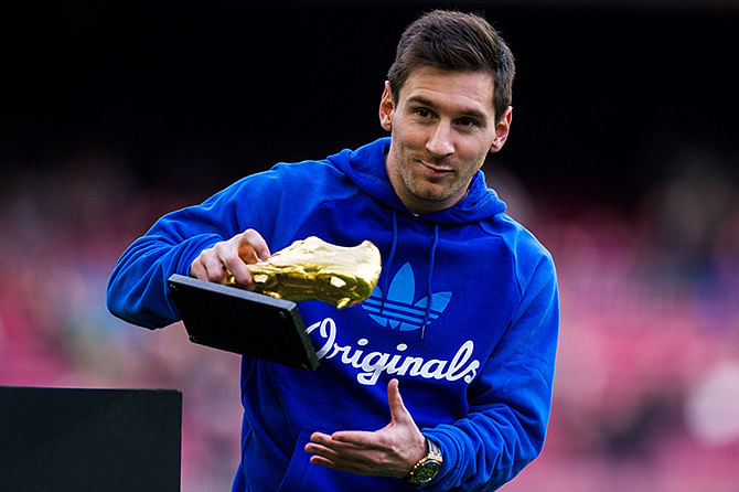 Lionel Messi of FC Barcelona poses the Golden Boot for scoring 46 goals last season prior to the La Liga match between FC Barcelona and Granda CF at Camp Nou on November 23, 2013 in Barcelona, Spain. Photo: Getty Images