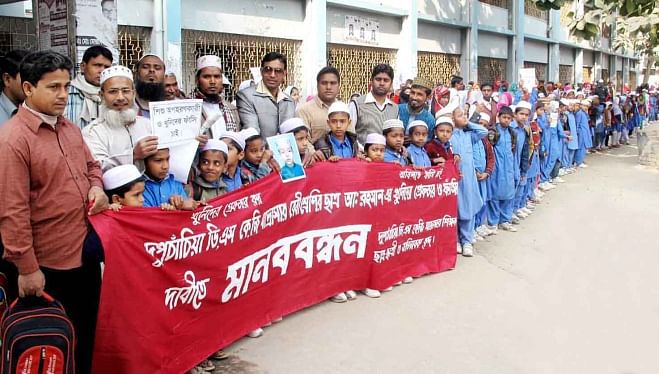 A human chain was formed in Bogra town yesterday, protesting the killing of madrasa boy Abdur Rahman and demanding punishment to the culprits. PHOTO: STAR