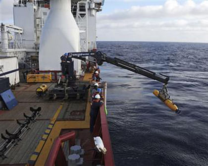 Operators aboard the Australian Defense Vessel Ocean Shield move the U.S. Navy's Bluefin 21 autonomous underwater vehicle into position for deployment in the Southern Indian Ocean, as the search continues for the missing Malaysia Airlines Flight 370, in this handout picture taken April 14, 2014. Photo: Reuters 