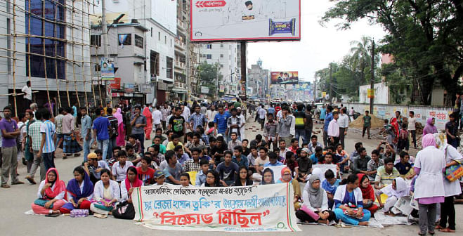 Students of Mymensingh Medical College block Dhaka-Mymensingh highway yesterday, reiterating their demand for the arrest of Limon, the alleged leader of the attackers who caused critical stab injuries to Reza Hasan Taki, a fourth year student of the college on Saturday. PHOTO: STAR