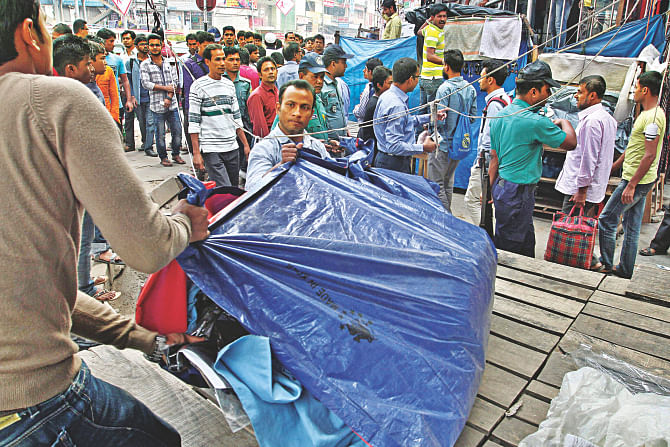 A mobile court conducts drive to free a footpath of vendors at Farmgate. Photo: Anisur Rahman
