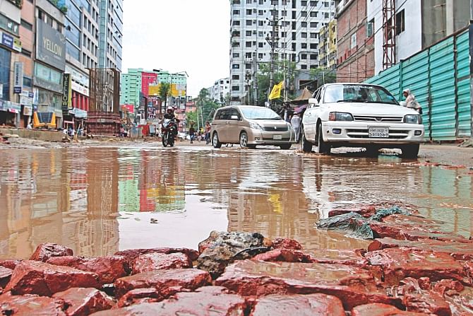 The appalling Outer Circular Road turns even worse after yesterday's rain at Moghbazar in the capital where the construction of the Moghbazar-Mouchak flyover is going on. Photo: Anisur Rahman