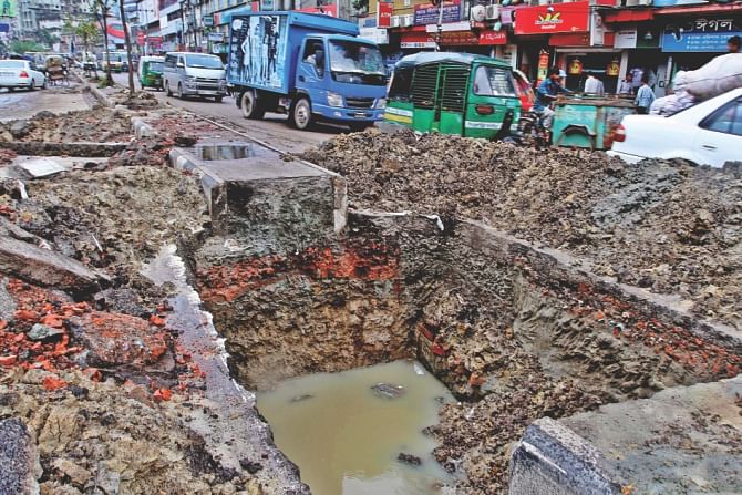 The situation was the same in Rampura Road. A commuter said it took him two hours to get to Motijheel from Rampura because of the mess. Photo: Anisur Rahman
