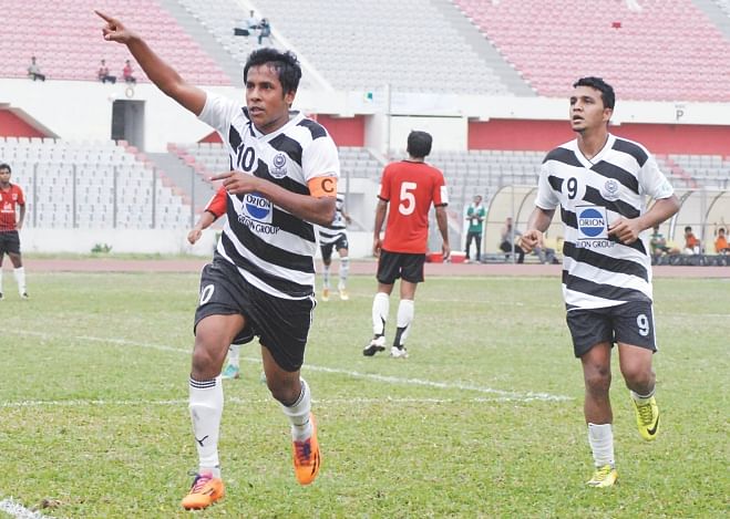 Mohammedan captain Zahid Hassan Emily (L) celebrates one of his two goals against Arambagh during their Modhumoti Bank Independence Cup encounter at the Bangabandhu National Stadium yesterday. Photo: STAR