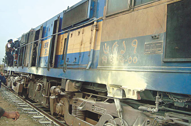 The explosion of a crude bomb leaves a mark on the locomotive of Maitree Express. Criminals hurled the bomb at the train in Pabna when it was heading for Dhaka from Kolkata. The photo was taken at Ishwardi yesterday.  Photo: Star
