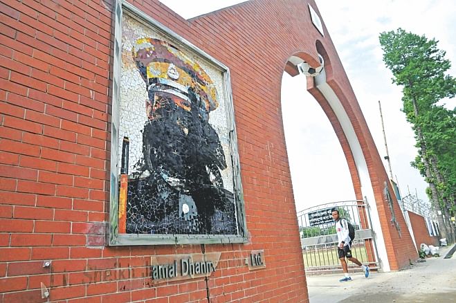 Miscreants defaced the portrait of Sheikh Jamal at the entrance to the Dhanmondi playground Friday night and hung banners of environmentalist groups “Tarun Samaj” and “Parisbeshbadi”.  Photo: Courtesy