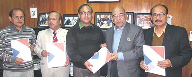 Management and Resource Development Initiative Executive Director Hasibur Rahman hands over its recommendations, on bringing changes to section-7 of the Right to Information Act, 2009 to make it favorable for the public, to Chief Information Commissioner Mohammed Farooq at the latter's office in the capital yesterday. Photo: Collected