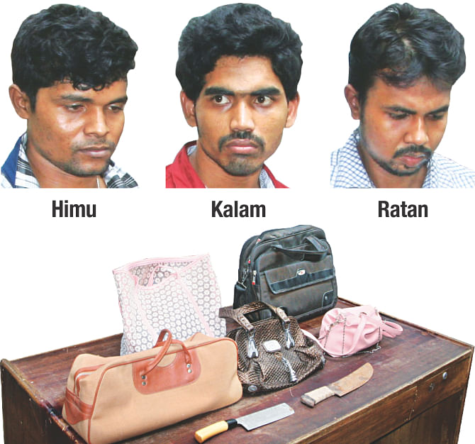 The handbags and knives recovered from the alleged muggers and killers of housewife Ayesha Akter Ripa. Photo: Star