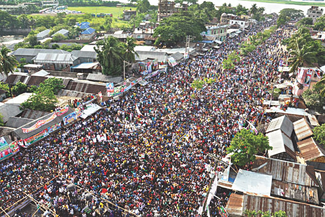The huge crowd that gathered at Munshiganj Launch Terminal area yesterday to listen to former prime minister and BNP Chairperson Khaleda Zia speak at a rally. Photo: Amran Hossain