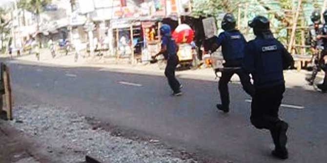 Law enforcers chase pro-hartal activists as BNP called a daylong hartal in Munshiganj Sadar upazila today. Photo: STAR