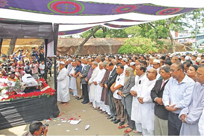 People from all walks of life, including leaders of Awami League and BNP, academics, cultural personalities, and journalists, join the namaj-e-janaza of veteran journalist ABM Musa on the Jatiya Press Club premises yesterday.  Photo: Star