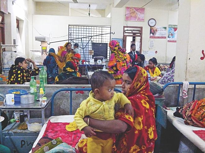 Narail Sadar Hospital struggles to cope with pneumonia and other cold related disease affected children as the number of such patients marks rise amid the persistent cold wave sweeping the region. The photo was taken on Monday. PHOTO: STAR