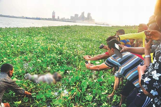 This April 30 photo shows one of the six bodies found in the river Shitalakkhya at Narayanganj is being pulled towards the shore. The photo was partly pixelated.