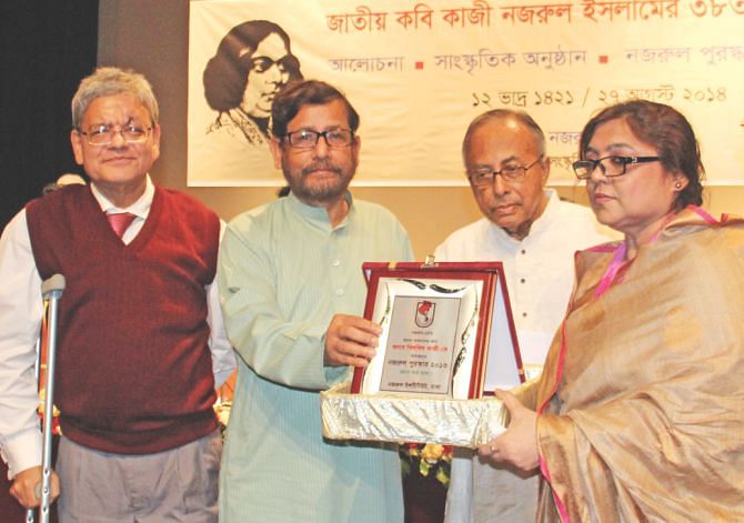 Khilkhil Kazi receives the award. 