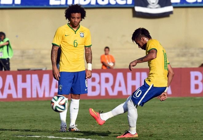Brazil star Neymar (R) scores the opening goal from a freekick during their international friendly against Panama at the Serra Dourada Stadium on Tuesday. Photo: AFP