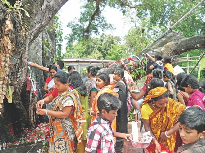 People of the Hindu community gather under the banyan tree with food and other offerings. PHOTO: STAR