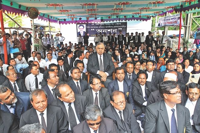 Lawyers at a hunger strike organised by Narayanganj District Lawyers Association on the district court premises yesterday, demanding punishment for the killers of seven people including senior lawyer Chandan Sarker. Eminent jurist Dr Kamal Hossain also joined the programme to express his solidarity.  Photo: Palash Khan  