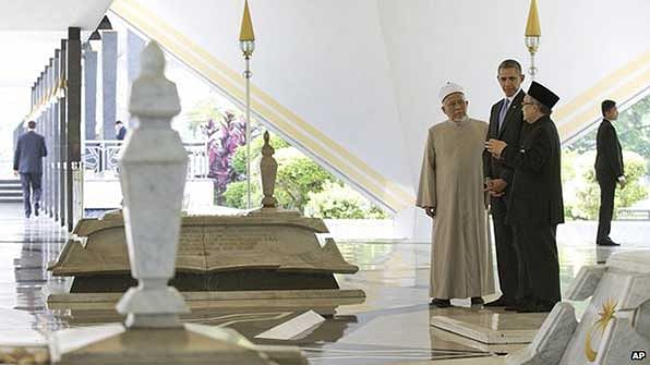 President Obama toured the National Mosque in Kuala Lumpur